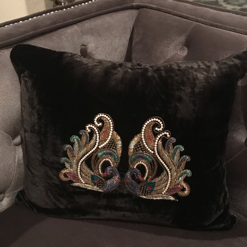 Throw pillows - Picture 5 of 5